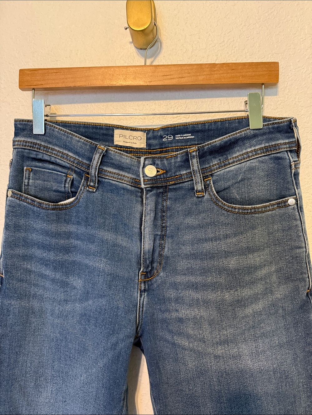 Pilcro slim Boyfriend Jeans in Medium Blue Wash - Picture 4 of 9